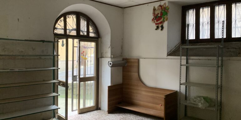 locale-con-corte-supino-fr-lepinia-immobiliare-13