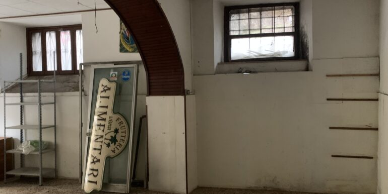 locale-con-corte-supino-fr-lepinia-immobiliare-7