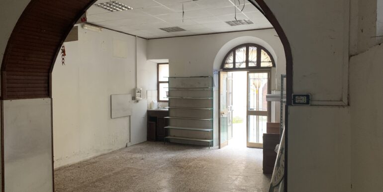 locale-con-corte-supino-fr-lepinia-immobiliare-8